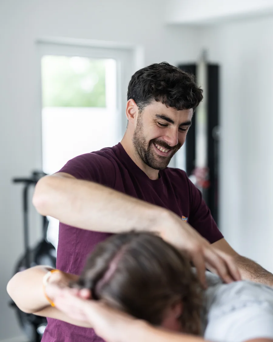 Alex Lutz bei der Arbeit mit einer Patientin