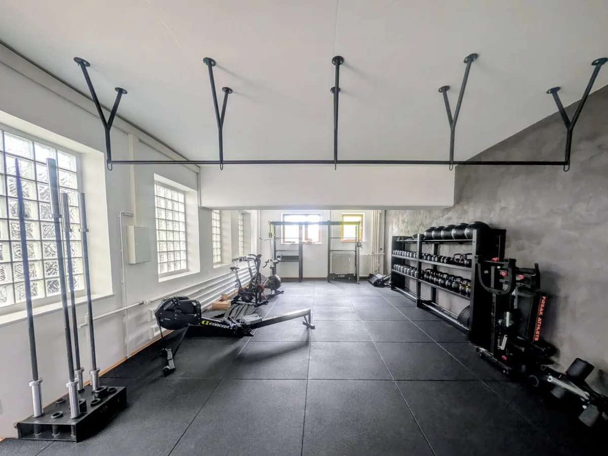 Trainingshalle mit Glasbausteinfenstern und Kettlebell-Regal