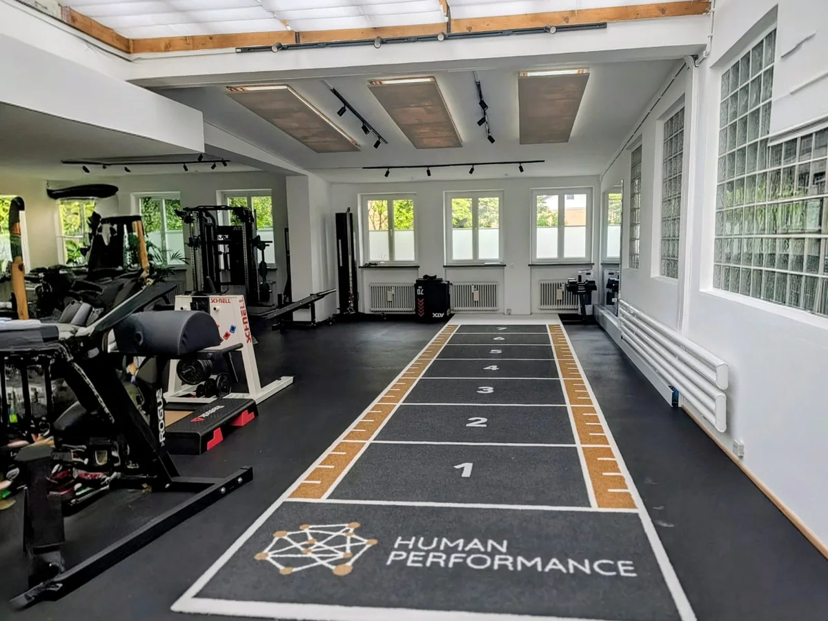 Trainingsfläche mit markierter Laufbahn und Kraftgeräten