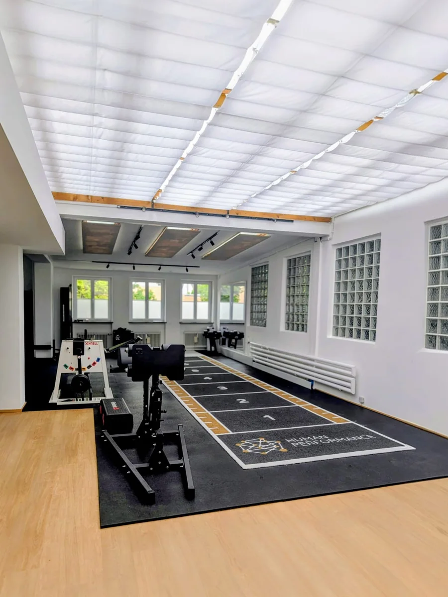 Trainingsfläche mit markierter Laufbahn unter einer Lichtdecke