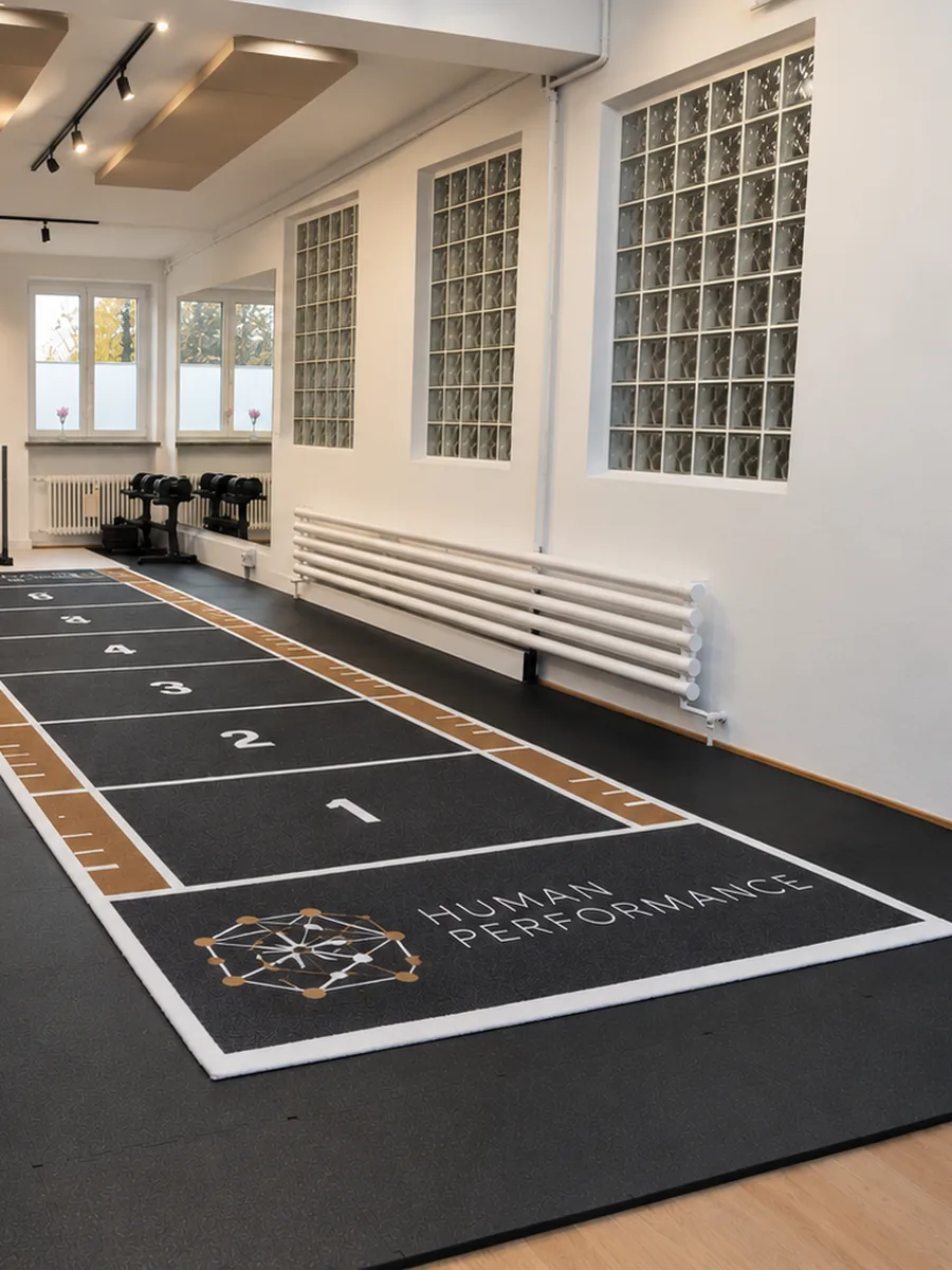 Sprintbahn mit dem Logo Human Performance auf der Trainingsfläche