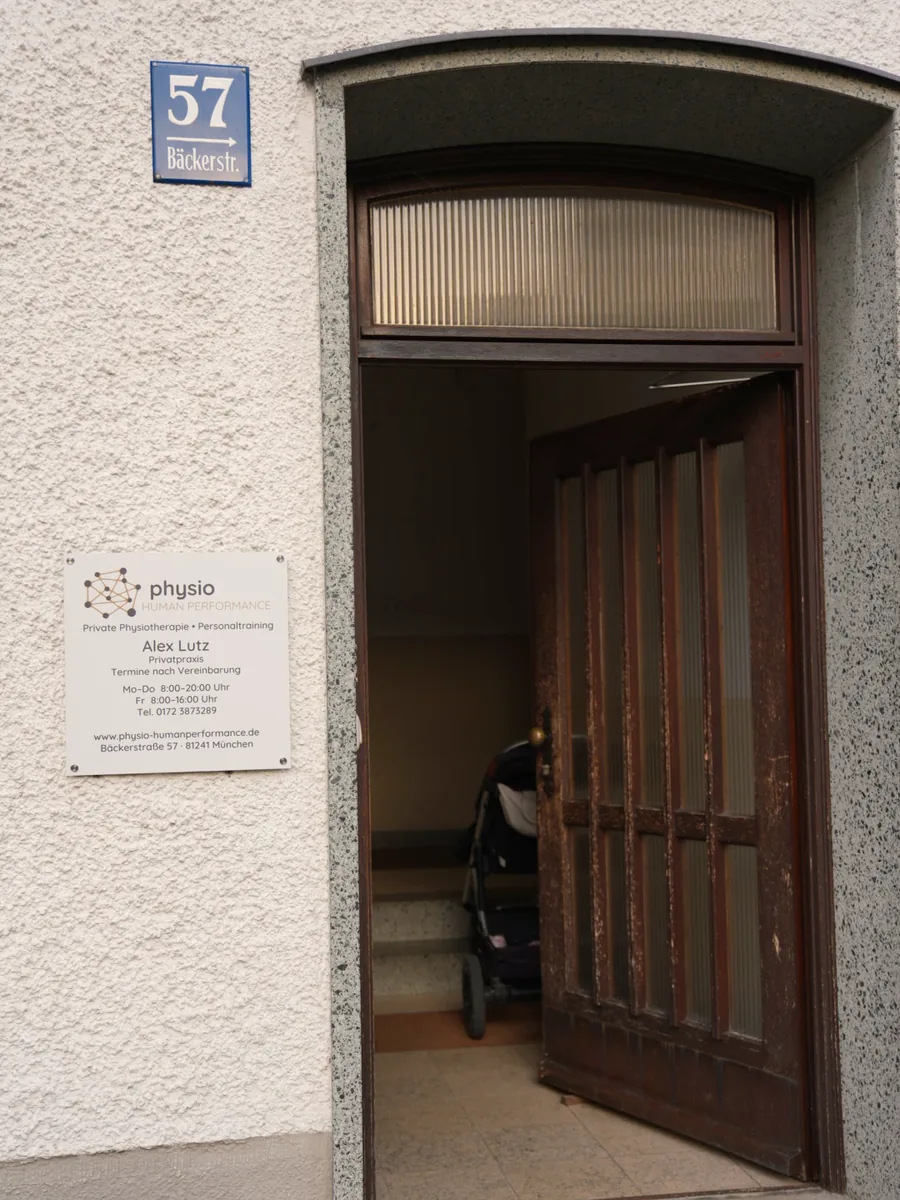 Eingang der Praxis in der Bäckerstraße 57 mit Praxisschild