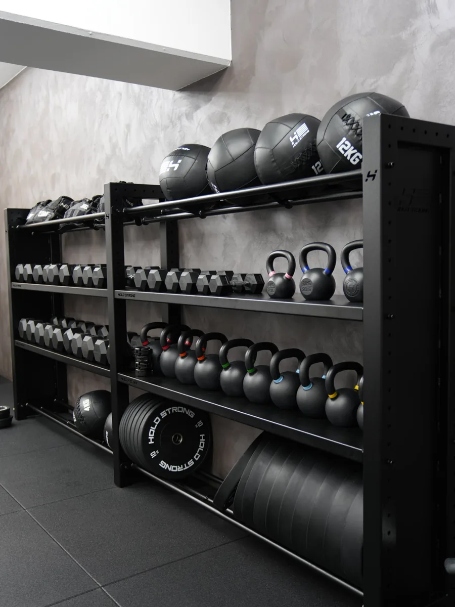 Regal mit Kurzhanteln, Kettlebells und Medizinbällen